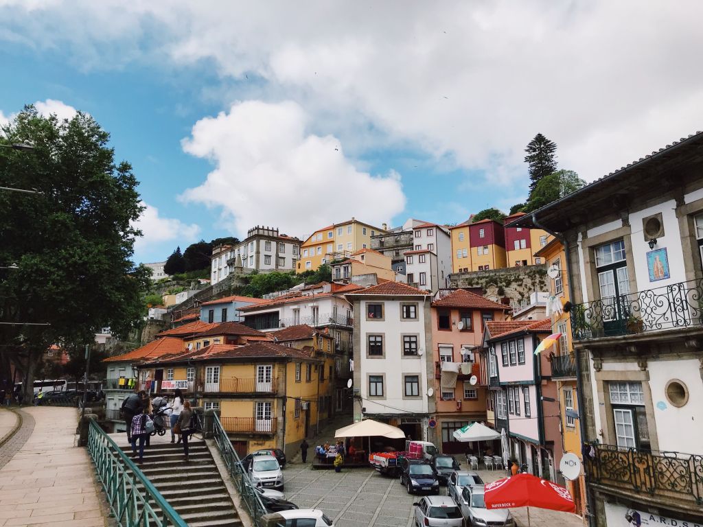 Rua com casas coloridas no Porto